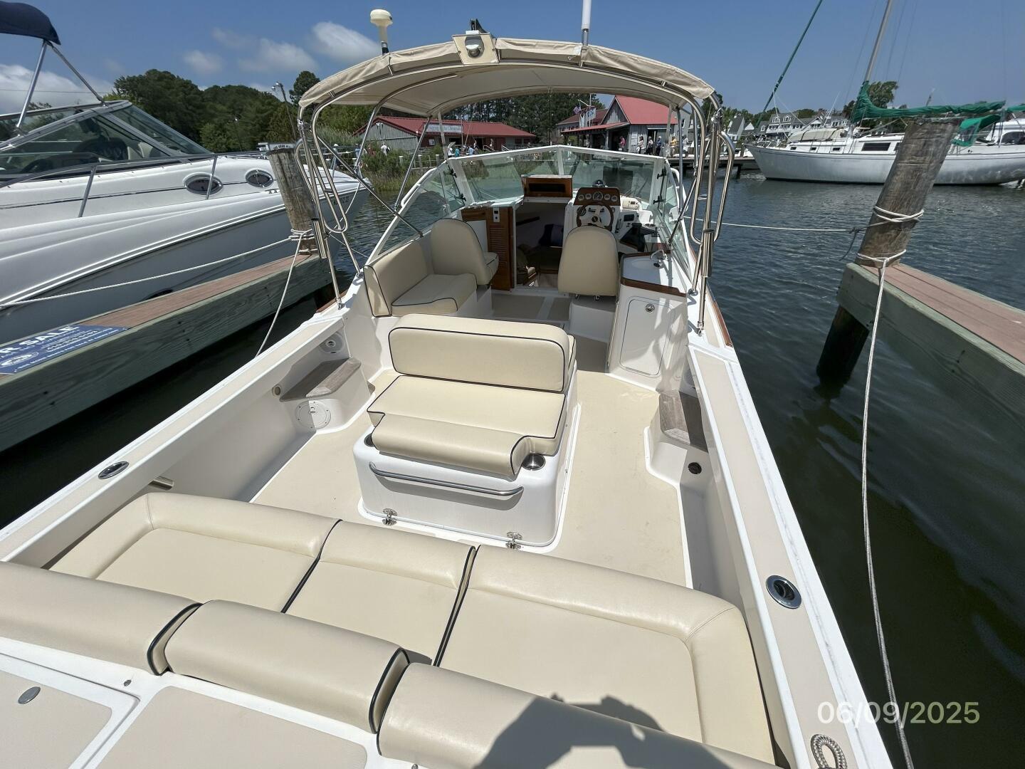 25' Hunt cockpit forward