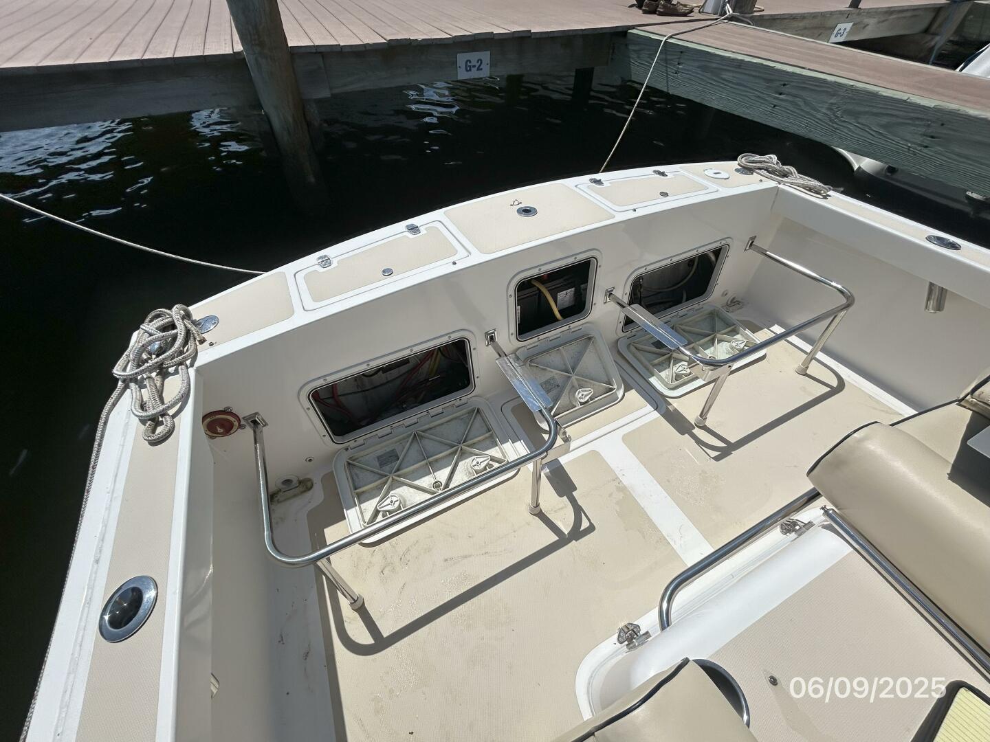 25' Hunt transom storage access