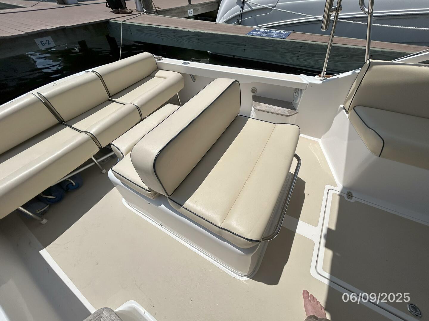 25' Hunt cockpit centerline seating