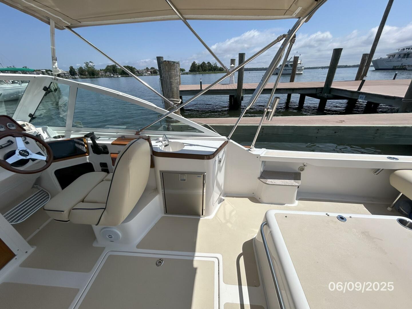 25' Hunt upper deck starboard