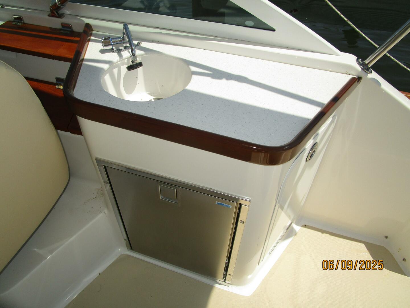25' Hunt cockpit wetbar