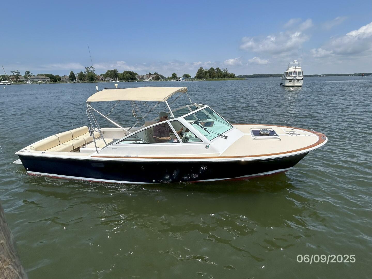 25' Hunt starboard profile