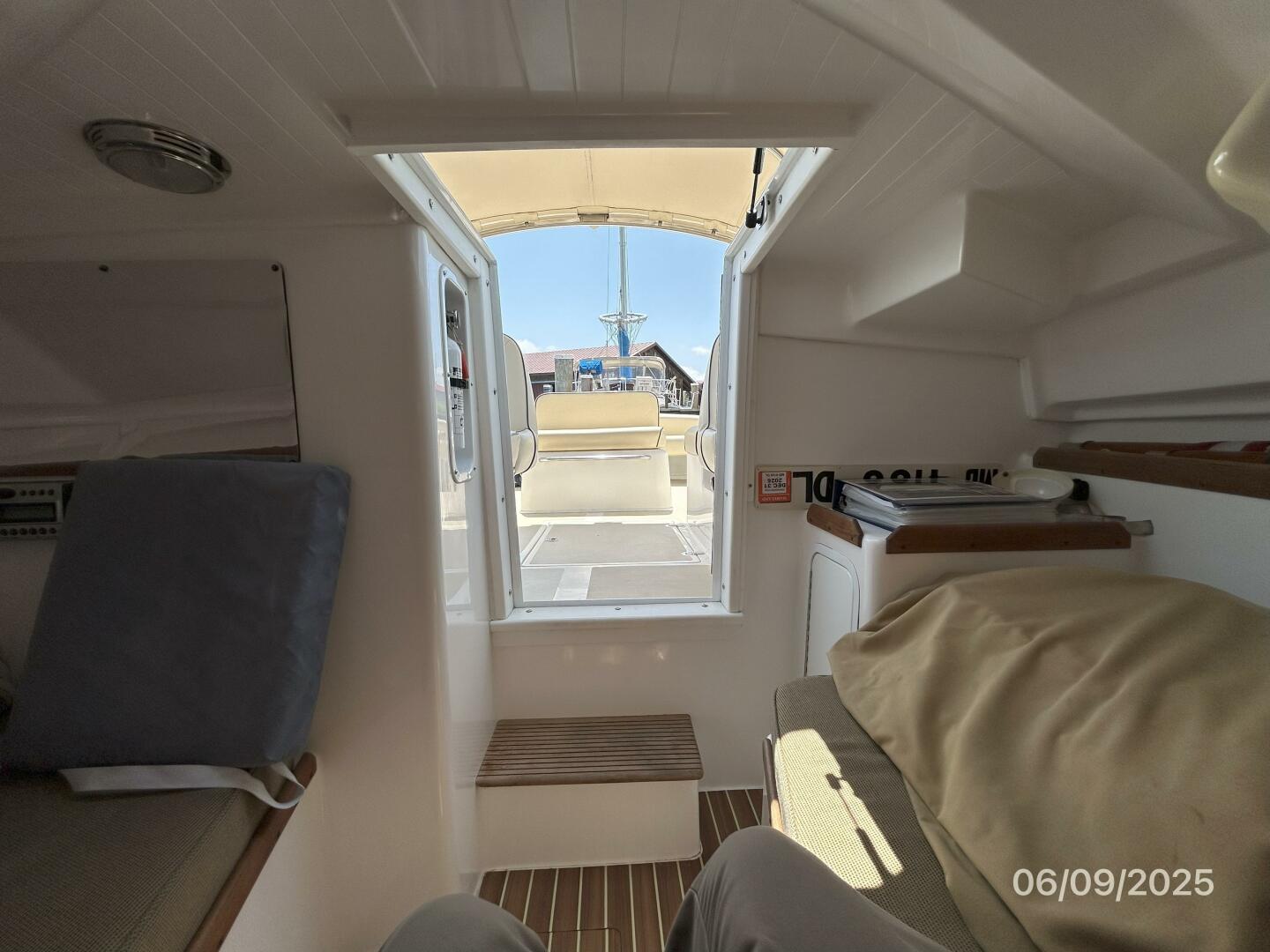 25' Hunt cabin aft