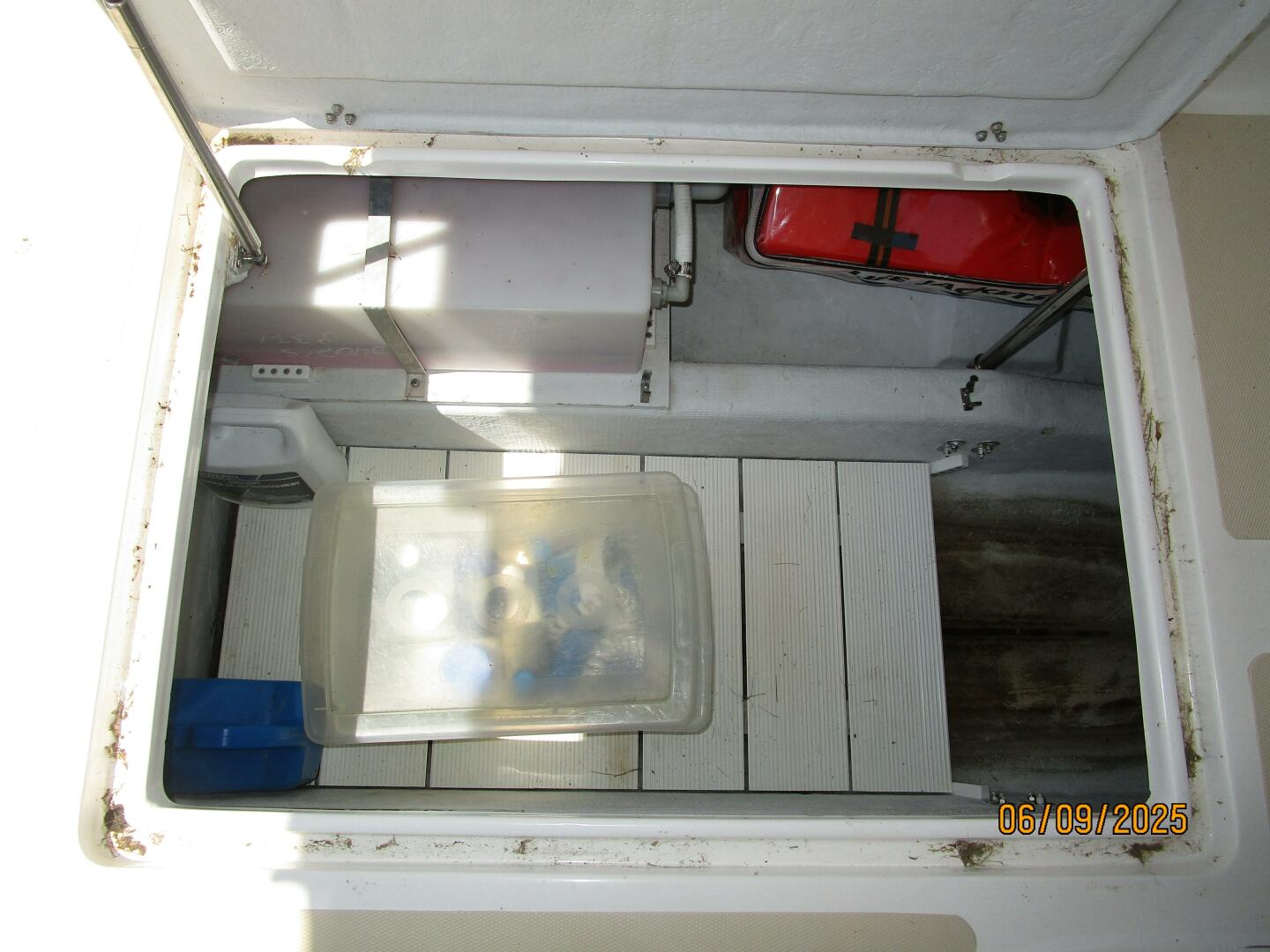 25' Hunt lazarette access