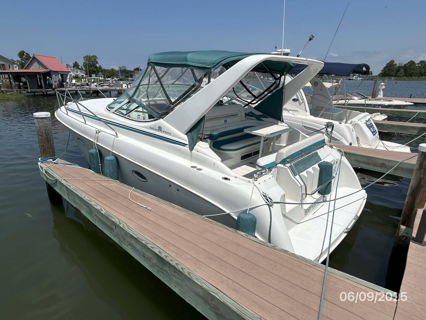 31' Silverton port aft profile