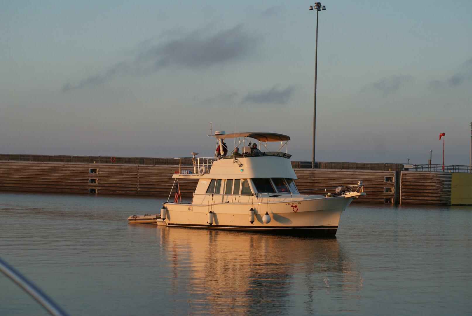 39' Mainship starboard forward profile