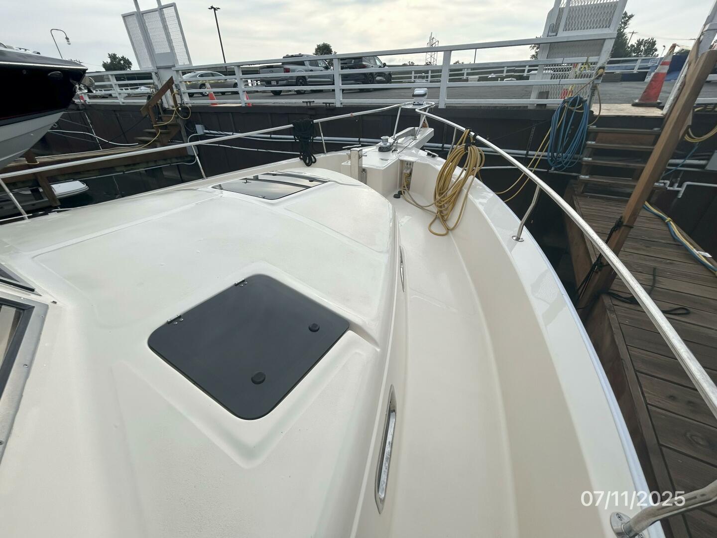 39' Mainship foredeck2