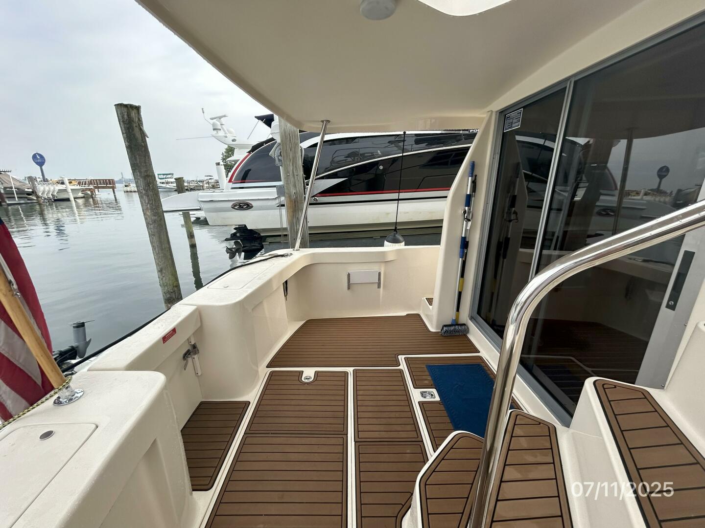 39' Mainship aftdeck port
