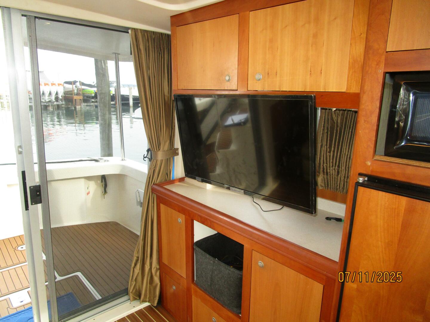 39' Mainship salon port aft2