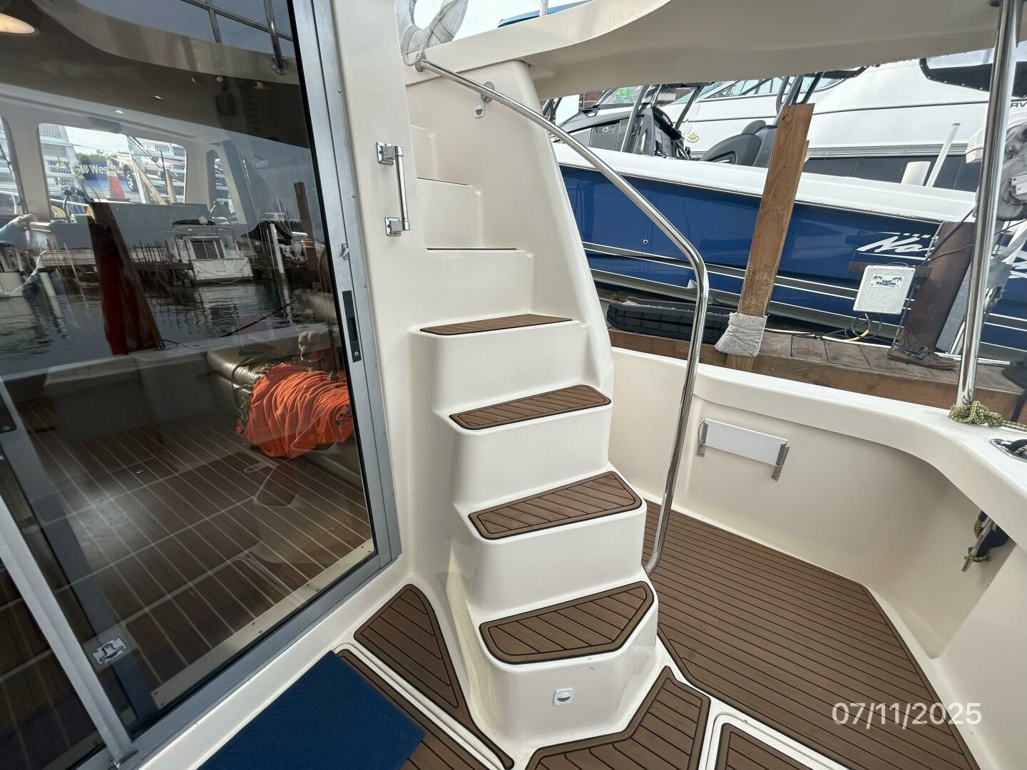39' Mainship aftdeck-flybridge stairs