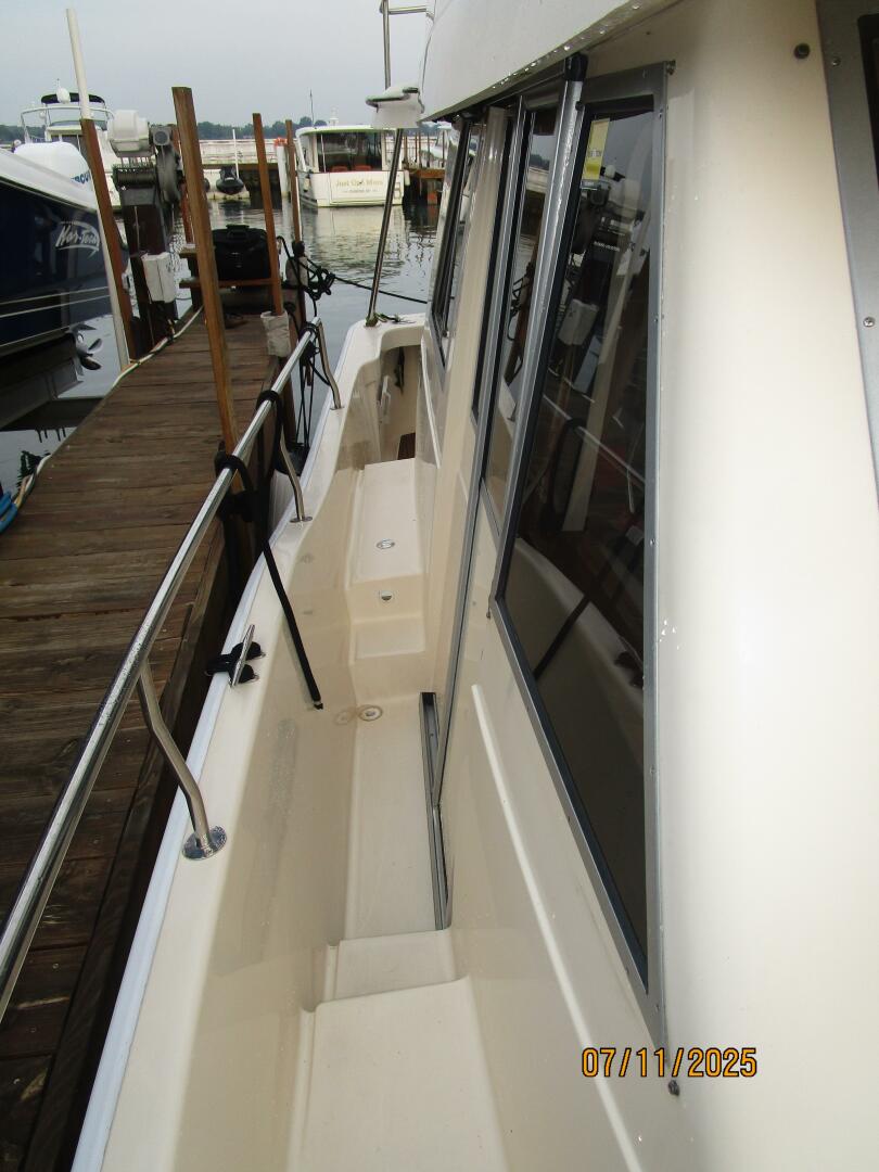 39' Mainship starboard side deck2