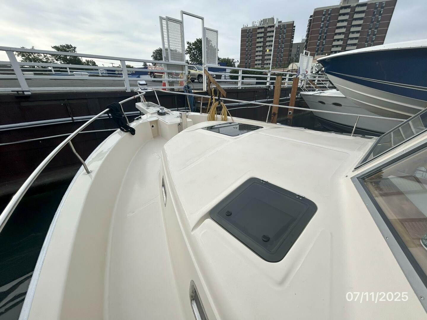 39' Mainship foredeck1