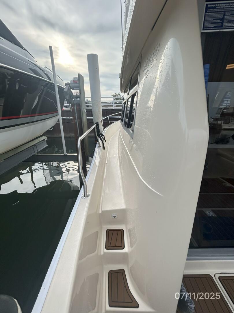 39' Mainship port side deck1