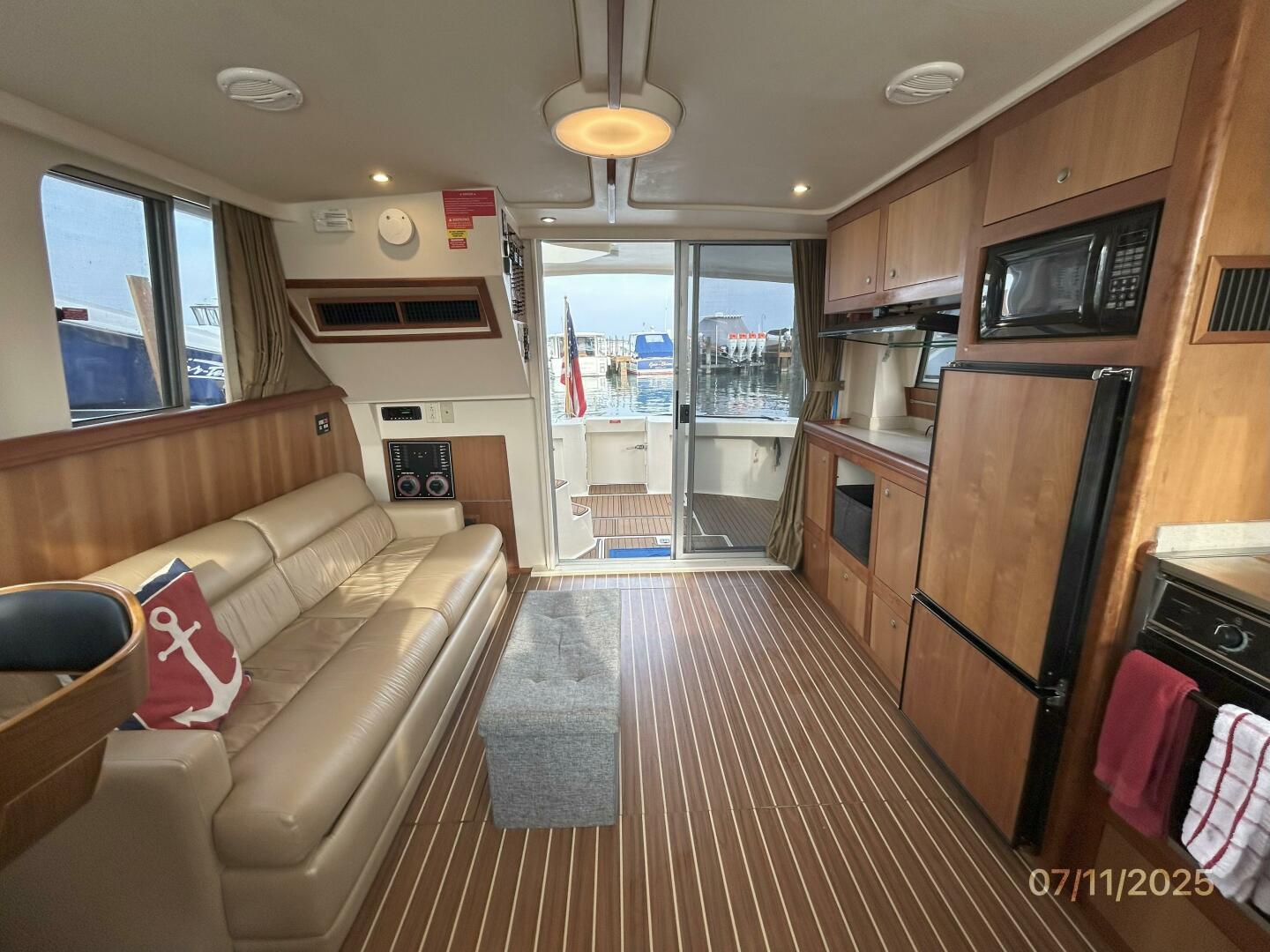 39' Mainship salon aft