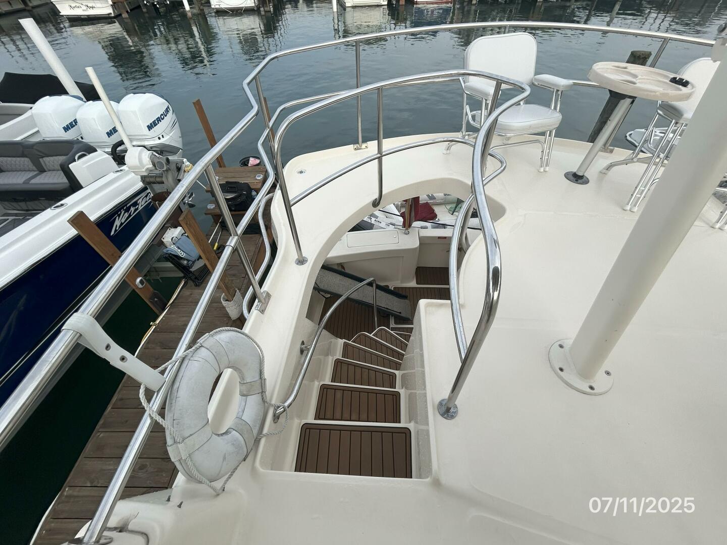 39' Mainship flybridge-aftdeck stairs