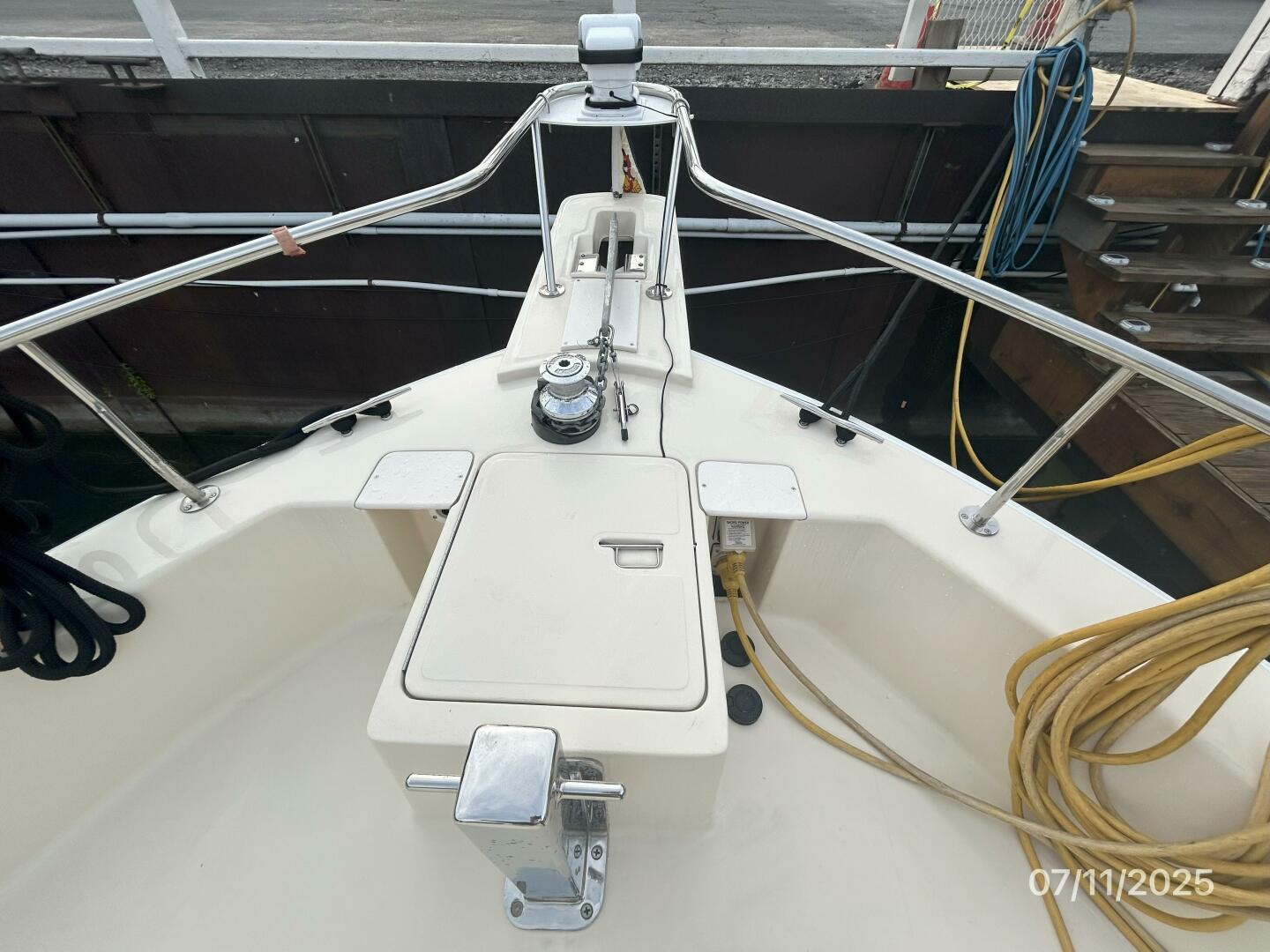 39' Mainship anchor windlass1