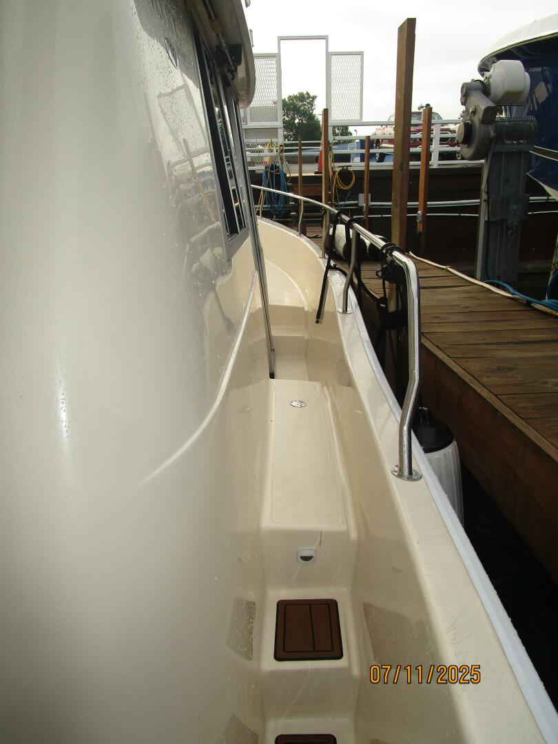 39' Mainship starboard side deck1