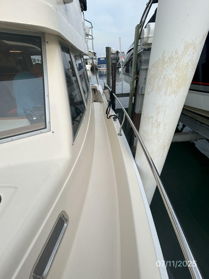 39' Mainship port side deck2