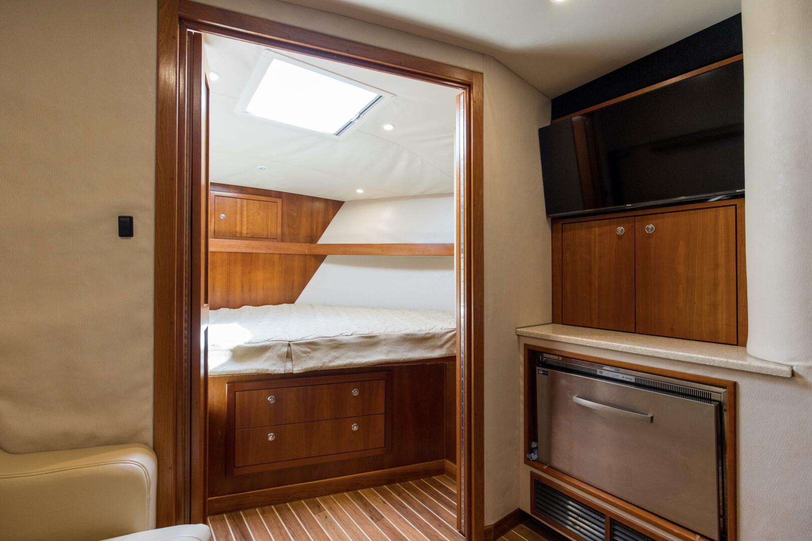 2009 36 Albemarle 360 XF Tin Bender Forward Stateroom (2)