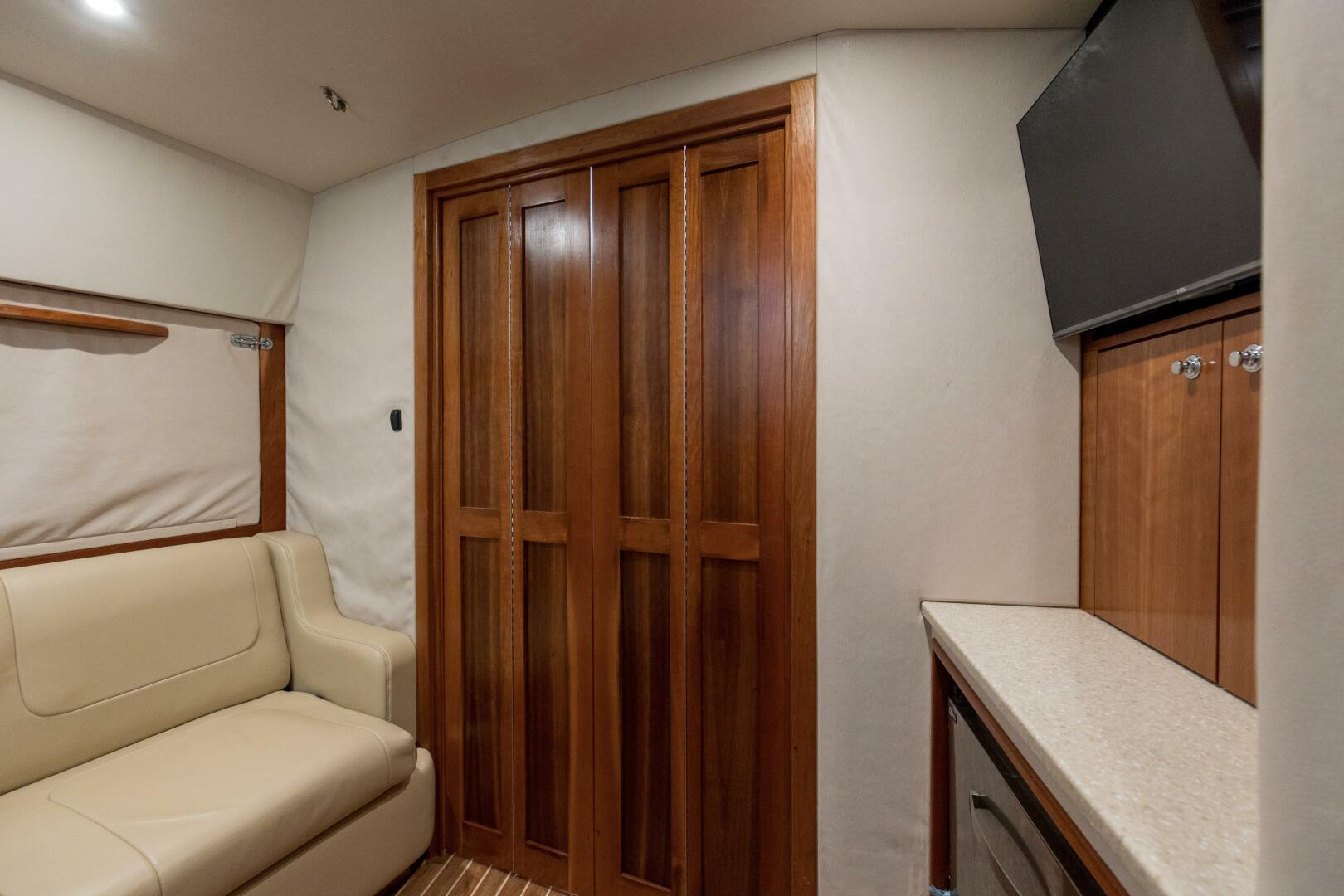 2009 36 Albemarle 360 XF Tin Bender Forward Stateroom (1)