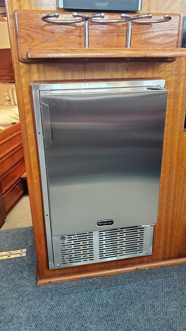 Main Cabin Ice Maker