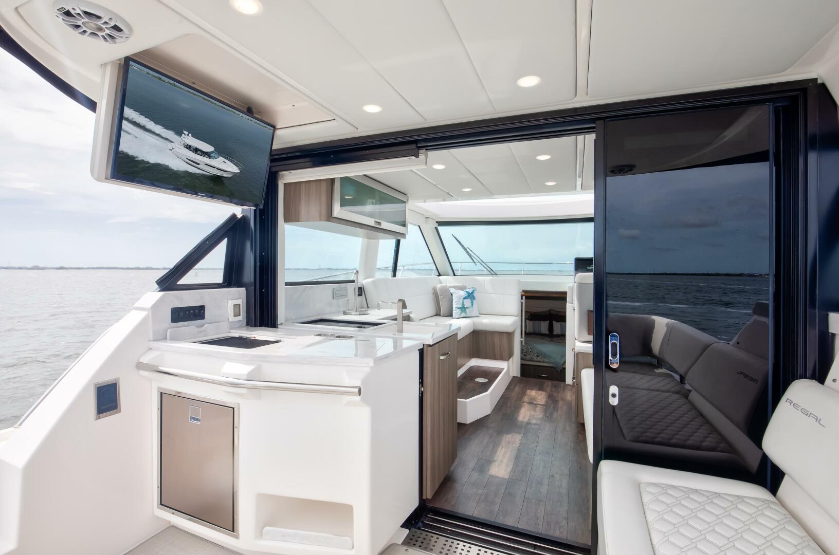 Regal XO 38 Lady G- Salon