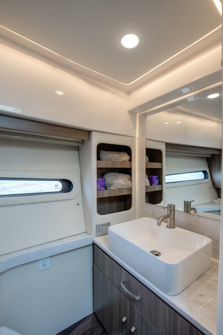 Regal XO 38 Lady G- VIP Stateroom Head