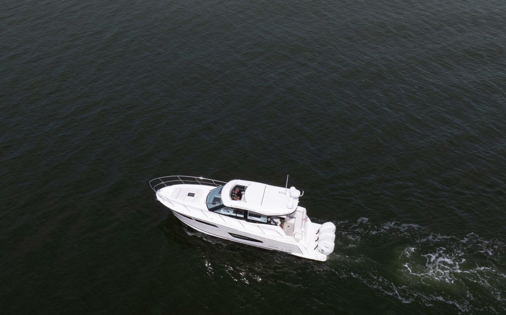 Regal XO 38 Lady G- Profile
