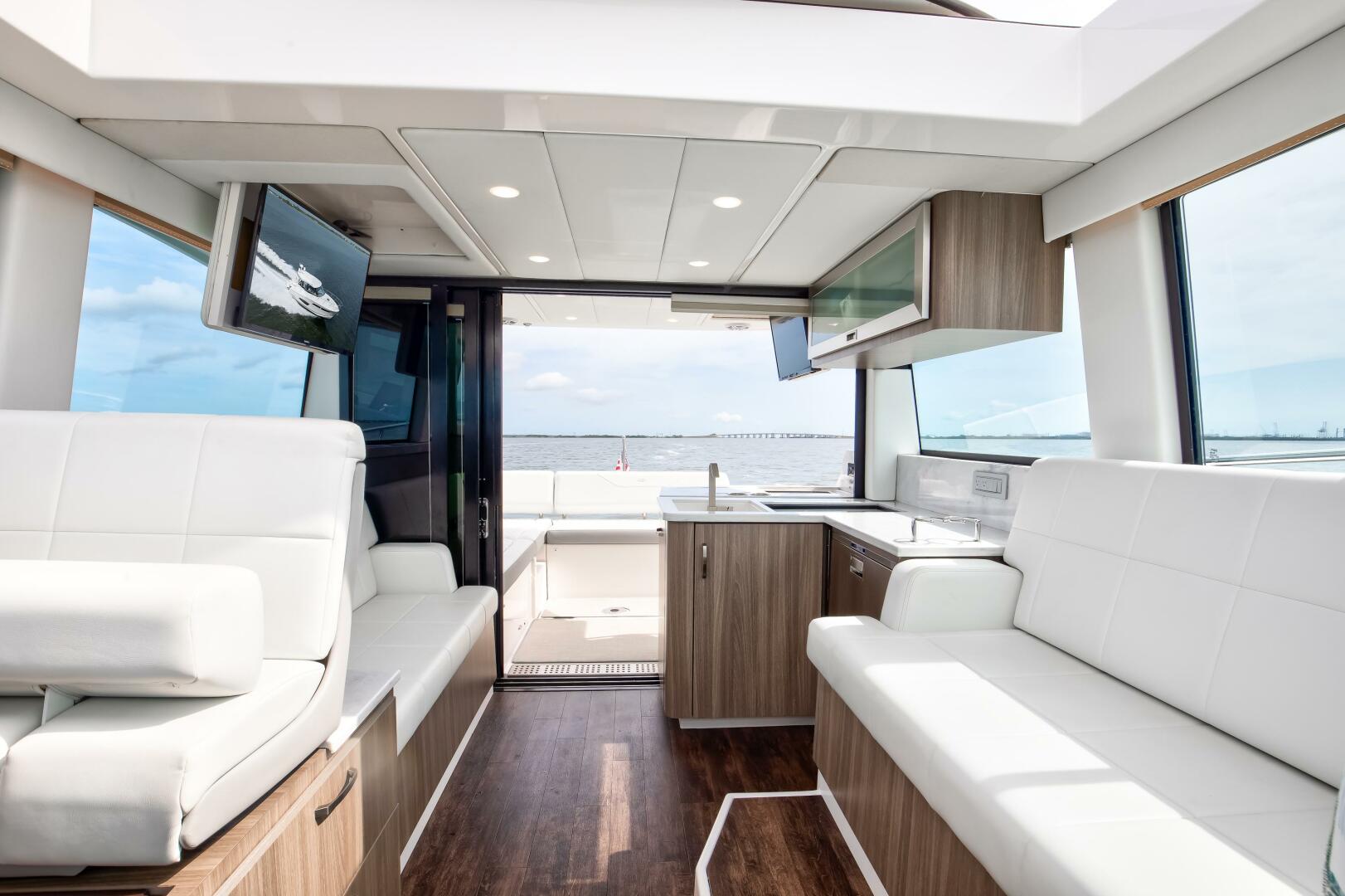 Regal XO 38 Lady G- Salon