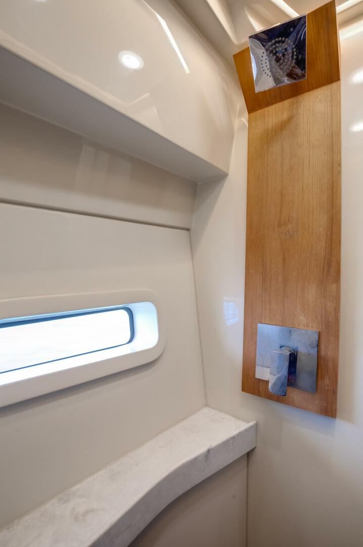 Regal XO 38 Lady G- VIP Stateroom Head
