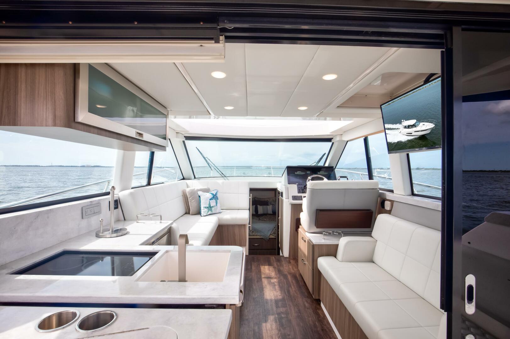 Regal XO 38 Lady G- Salon