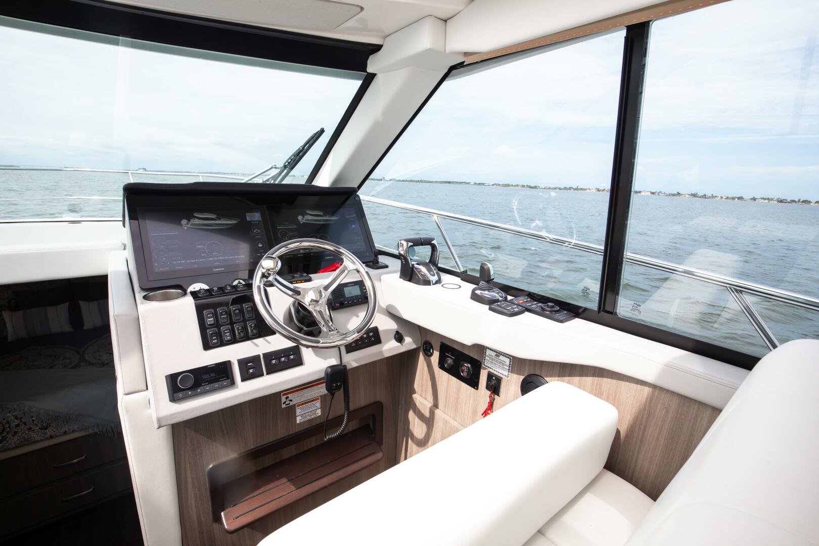 Regal XO 38 Lady G- Helm