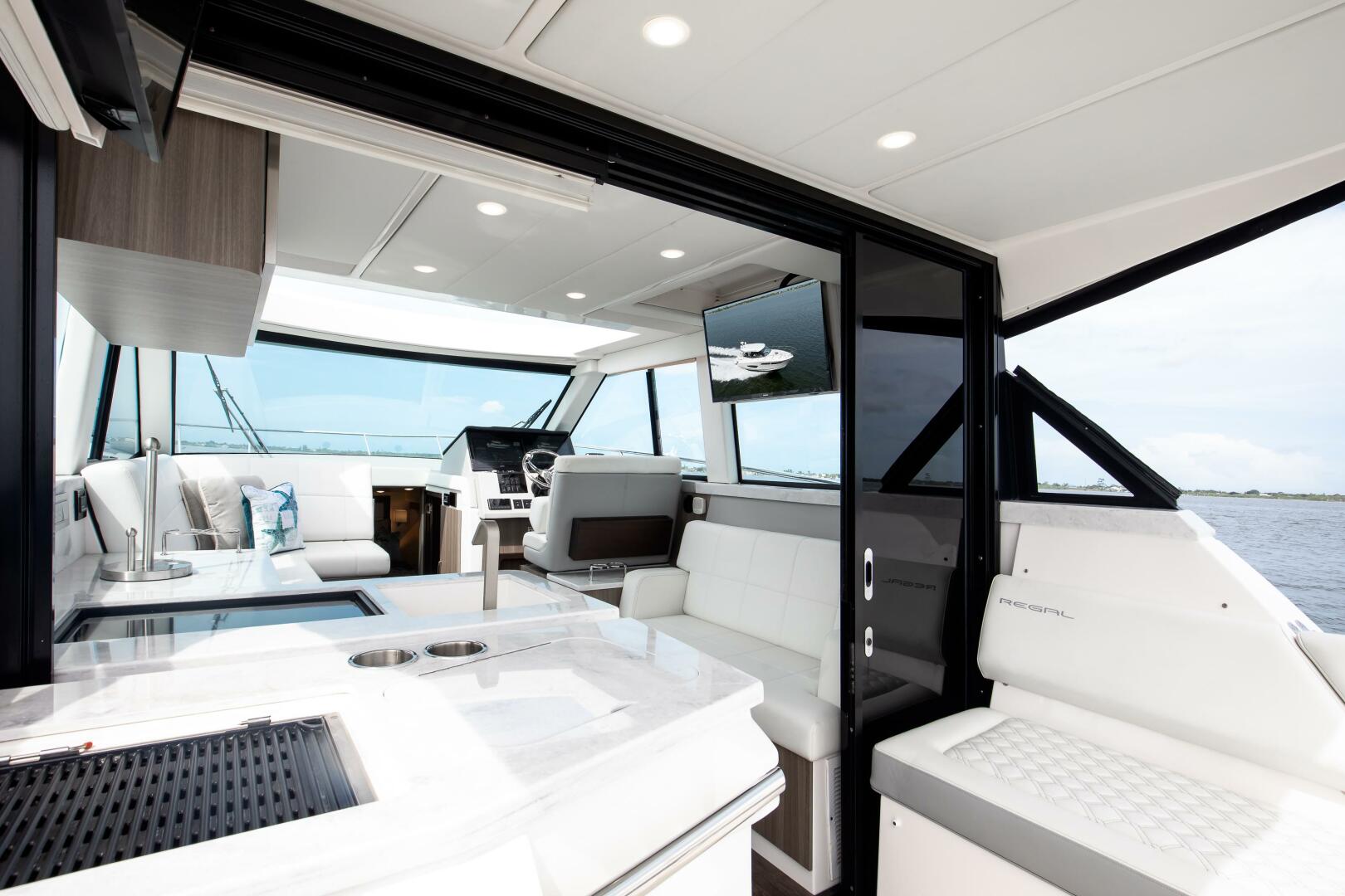 Regal XO 38 Lady G- Salon