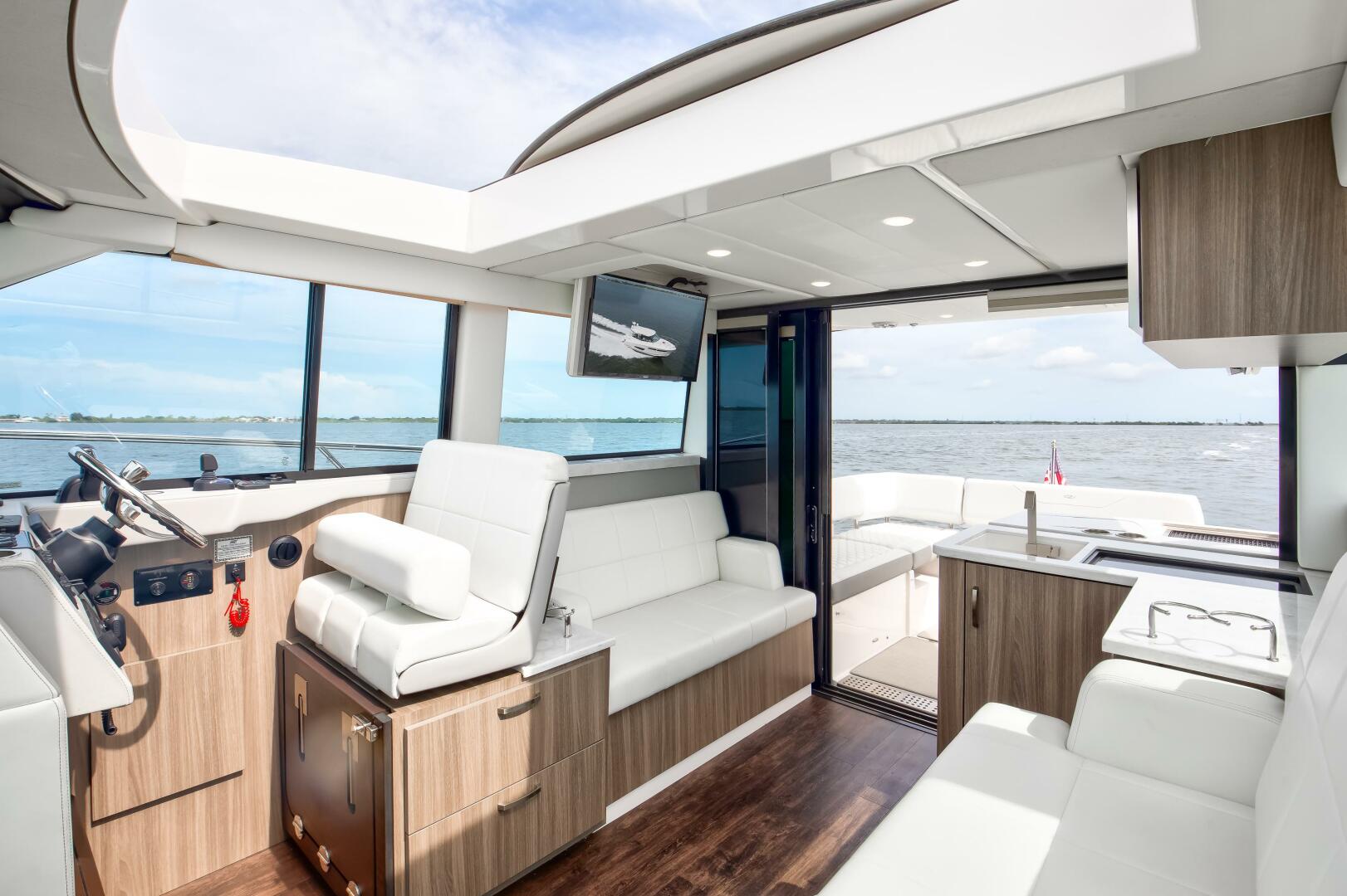 Regal XO 38 Lady G- Salon