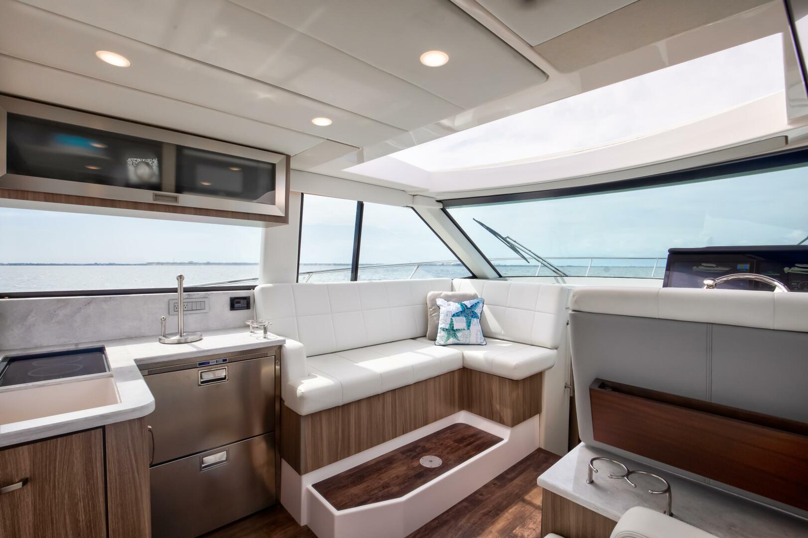 Regal XO 38 Lady G- Salon