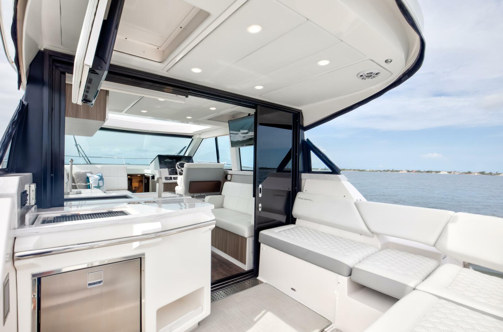 Regal XO 38 Lady G- Salon