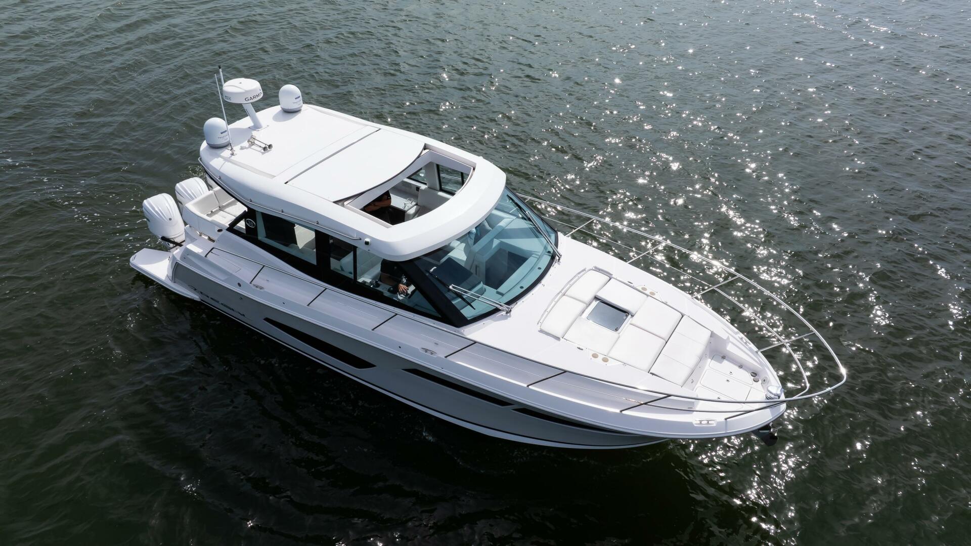 Regal XO 38 Lady G- Profile