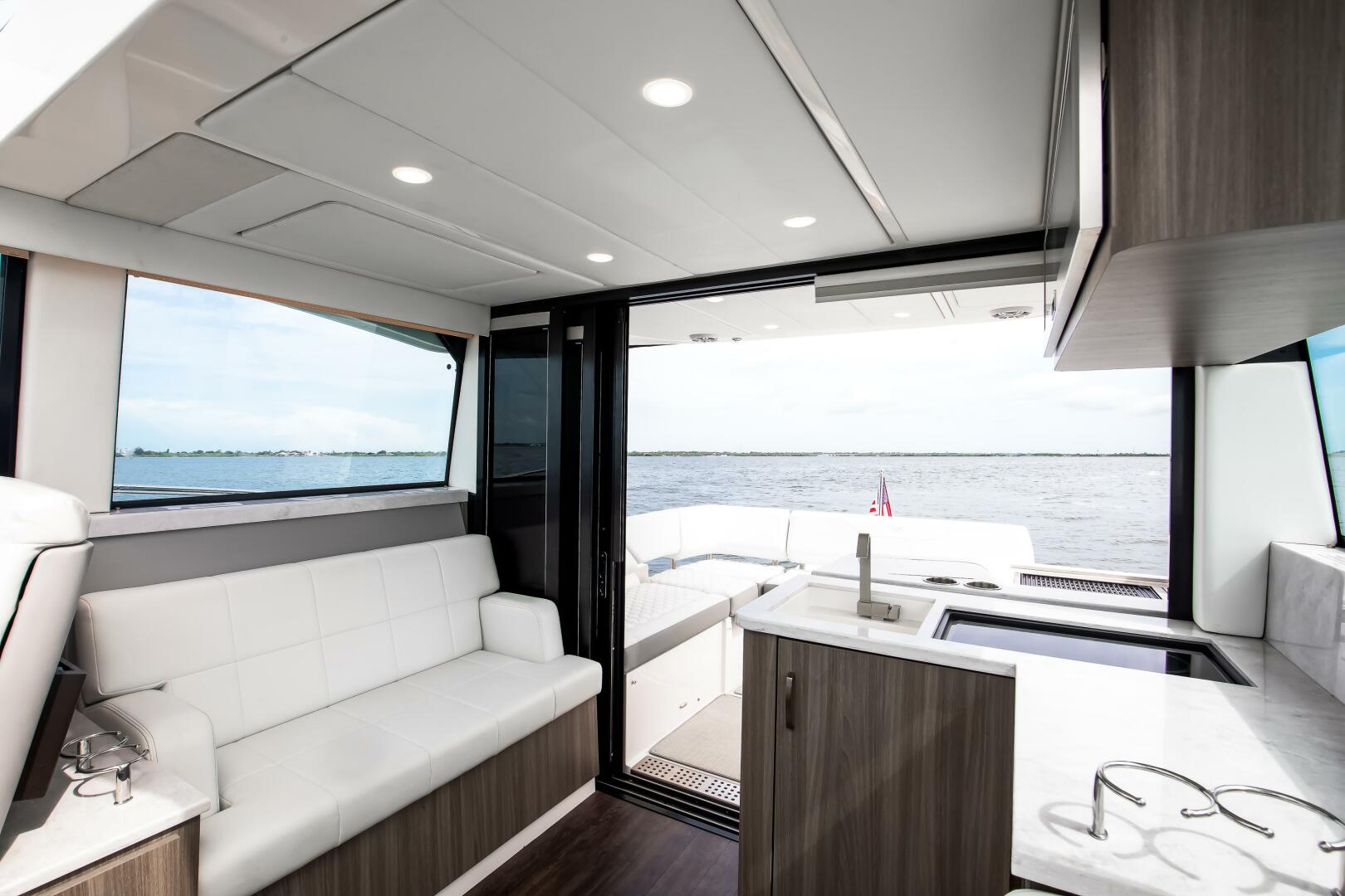 Regal XO 38 Lady G- Salon
