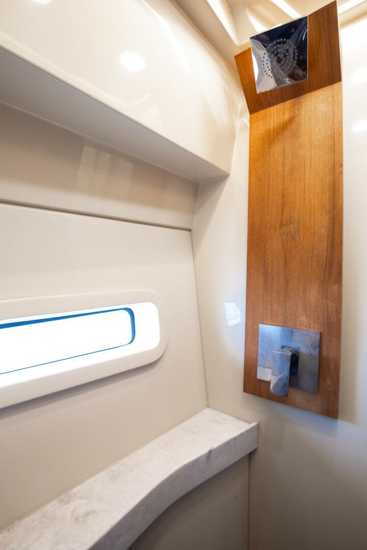 Regal XO 38 Lady G- VIP Stateroom Head