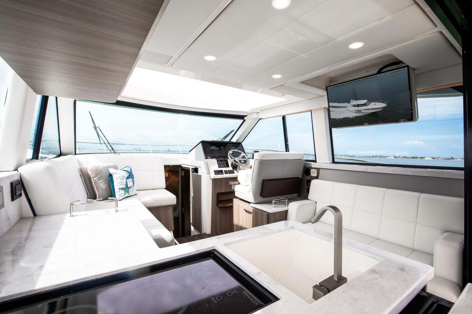 Regal XO 38 Lady G- Salon