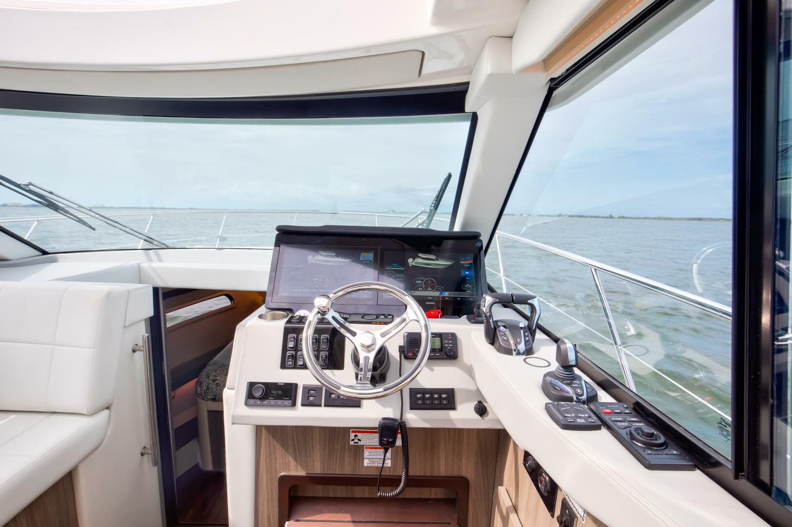 Regal XO 38 Lady G- Helm