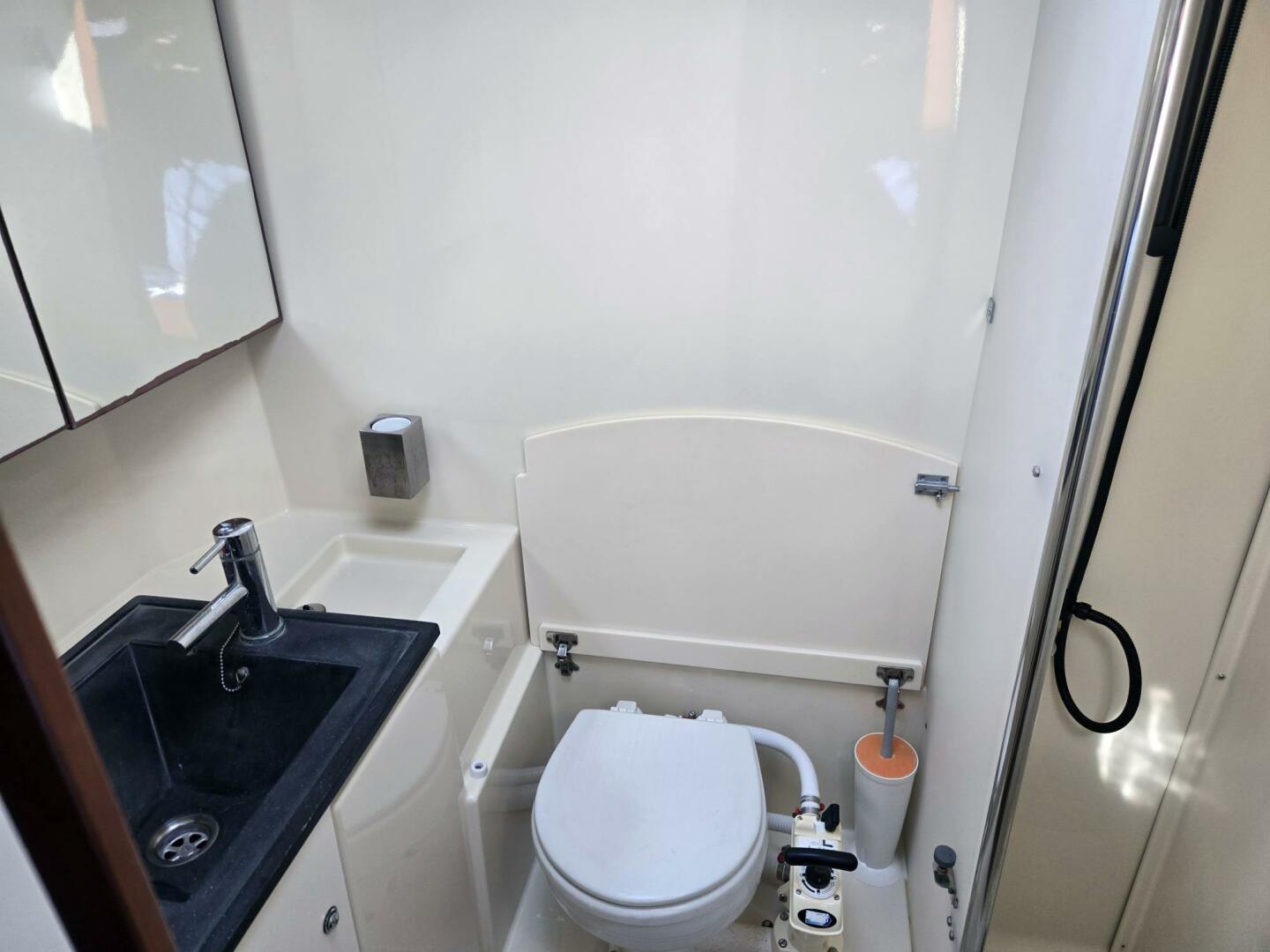 Vee Berth Head w/ Shower Stall