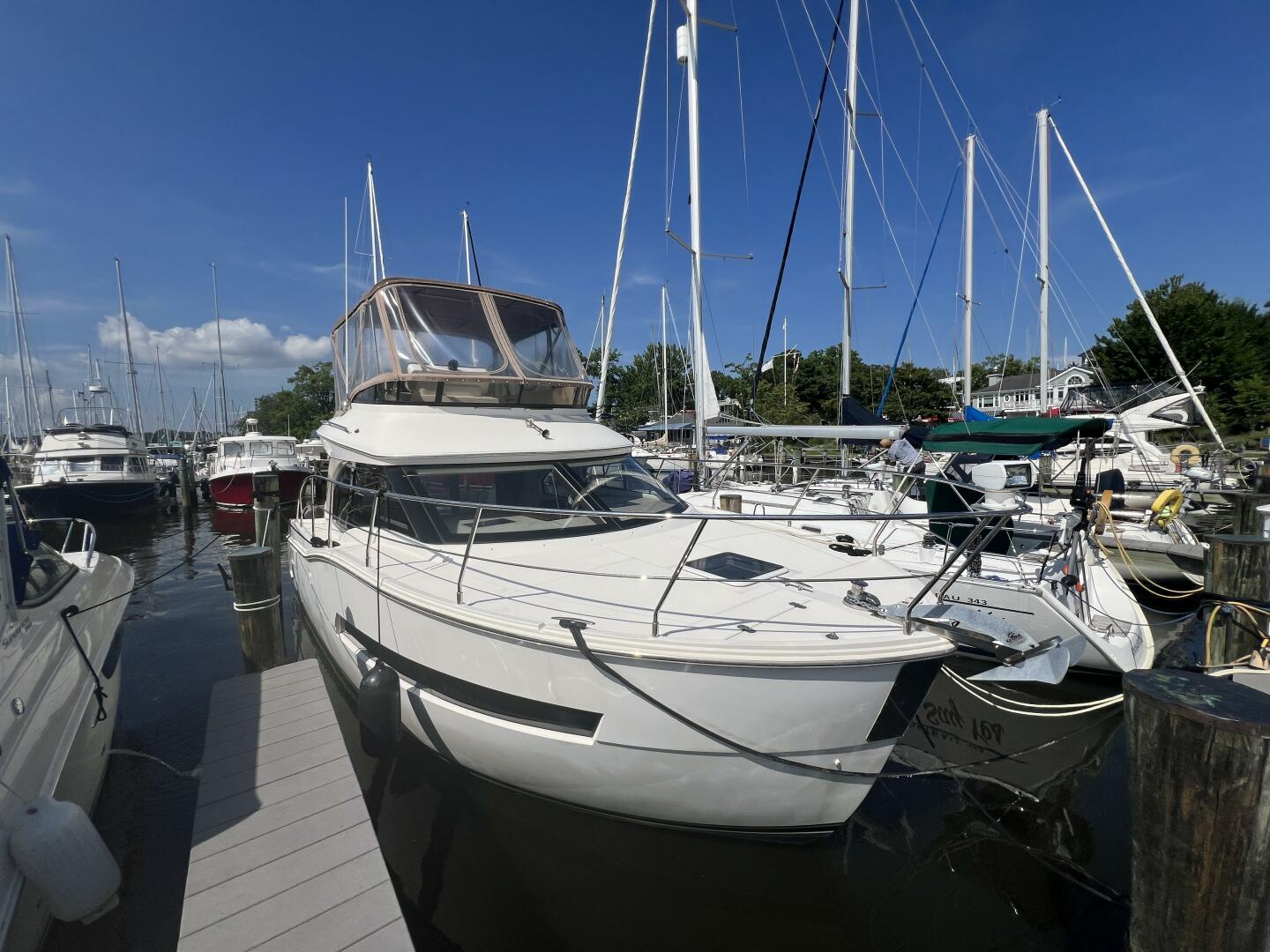 2016 Carver C34 Starboard Bow