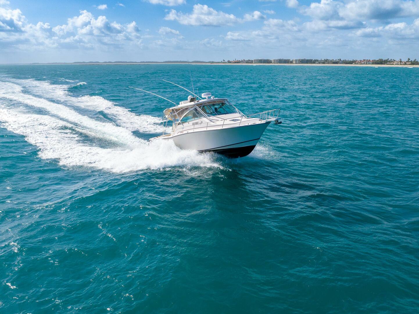 2007 Grady-White Express 360 cruising on clear blue ocean un