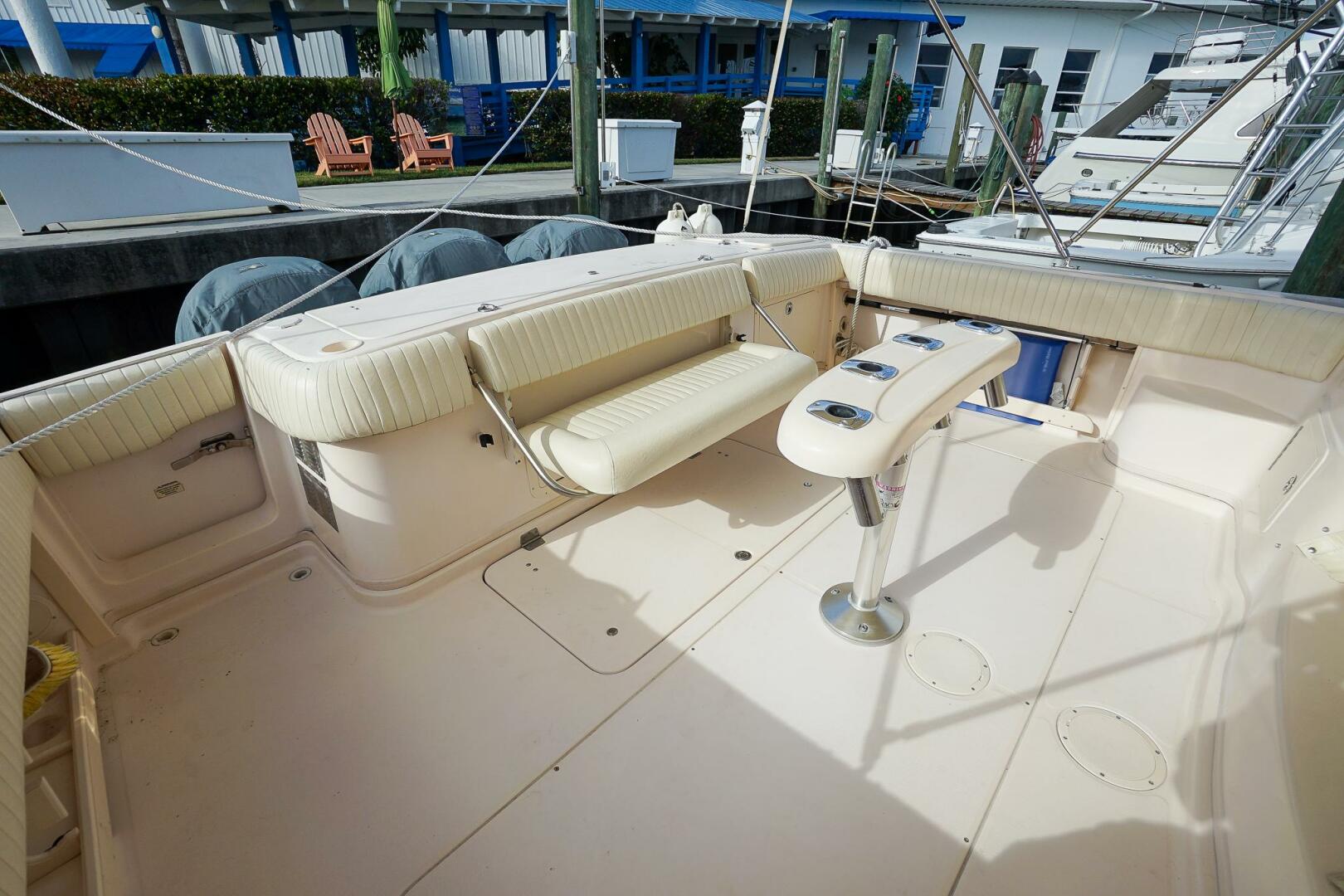 2007 Grady-White Express 360 boat deck with seating and tabl