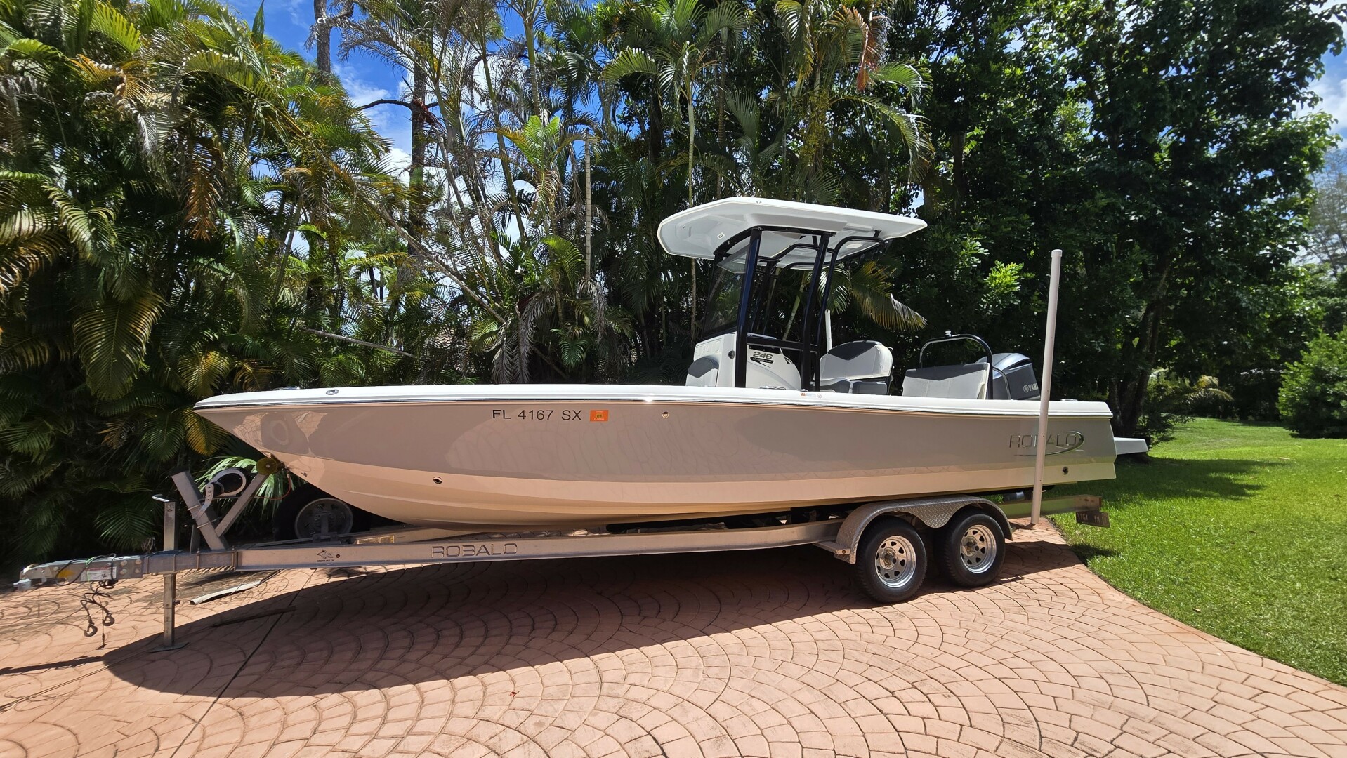 2021 Robalo 246 Cayman