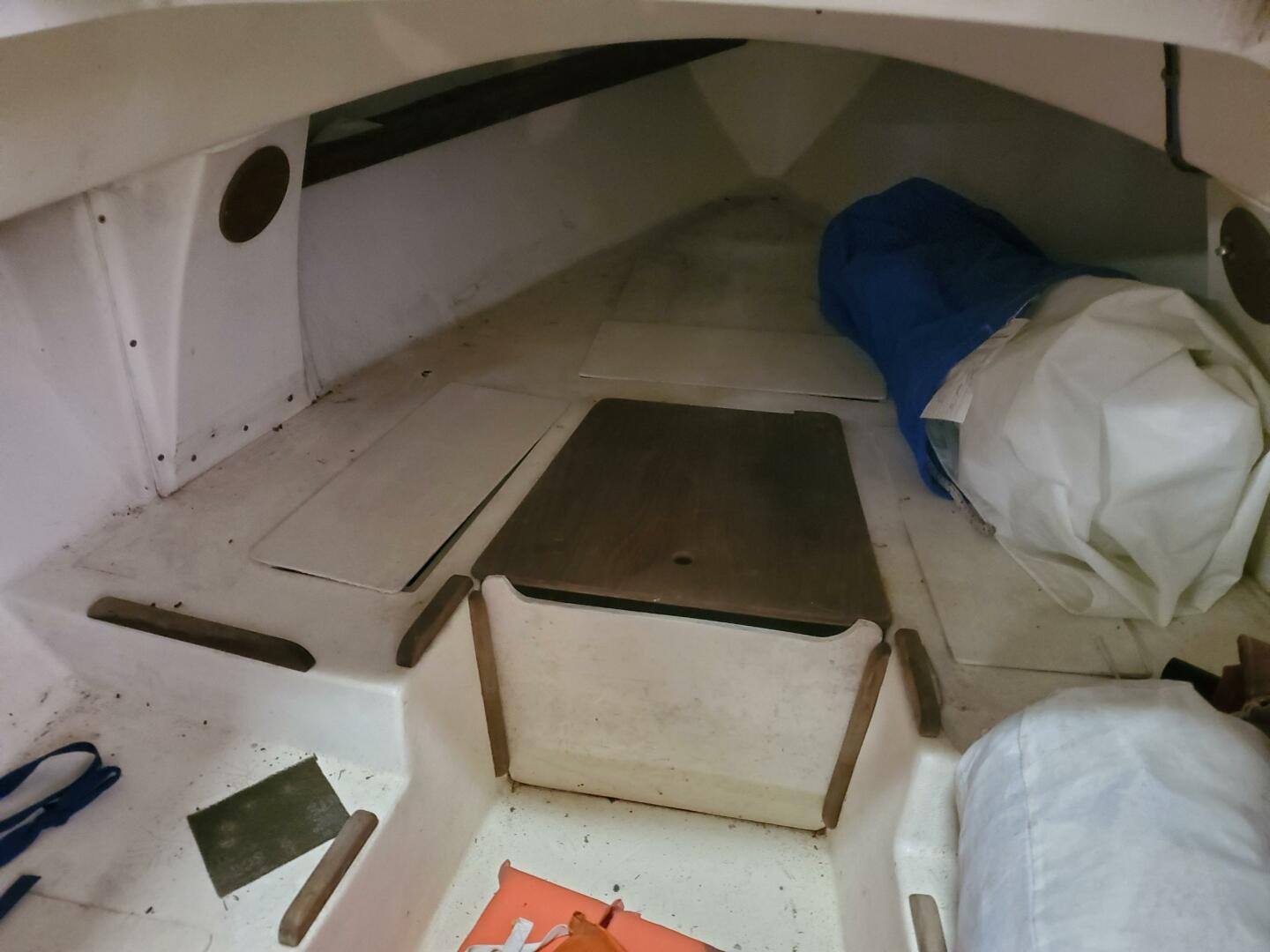 Vee berths with portable head locker