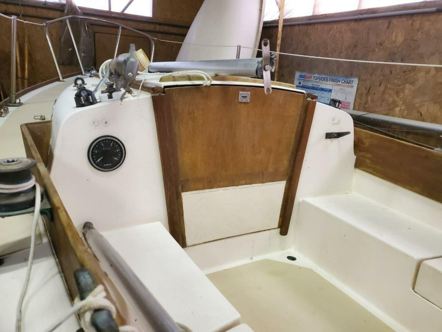 Companionway in forward cockpit