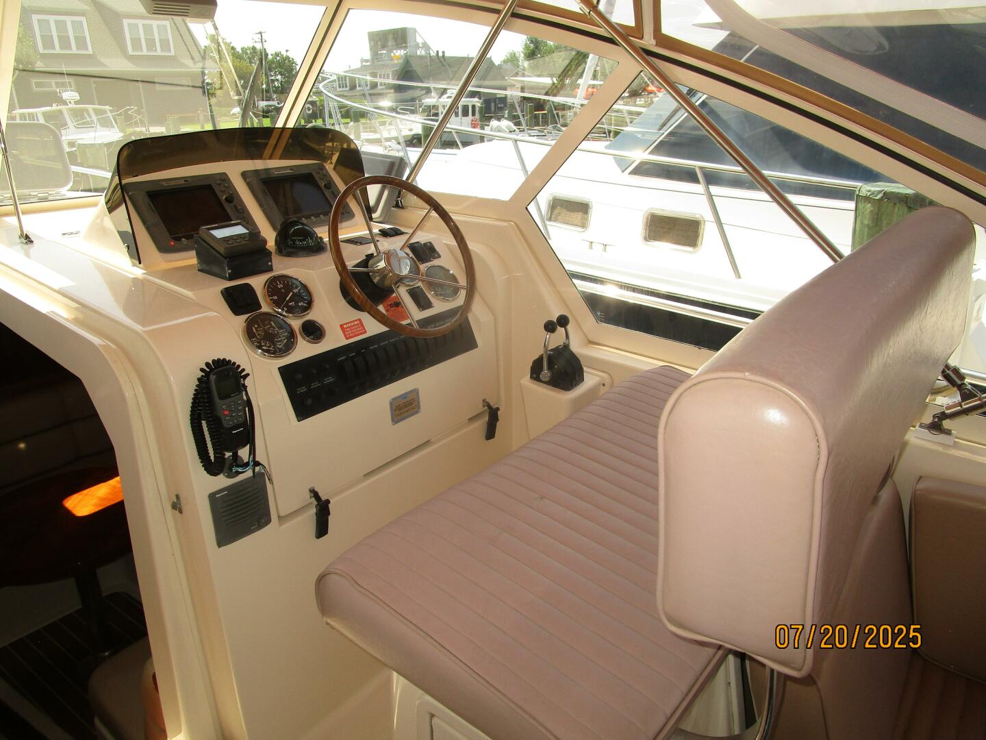 34' Mainship helm1
