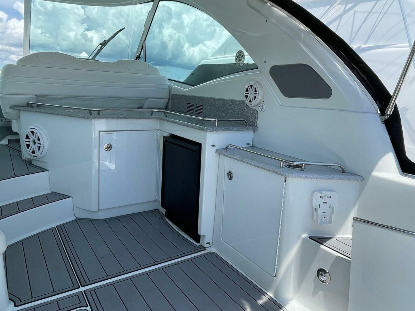 Formula 45 Yacht BenThere- Cockpit Entertainment
